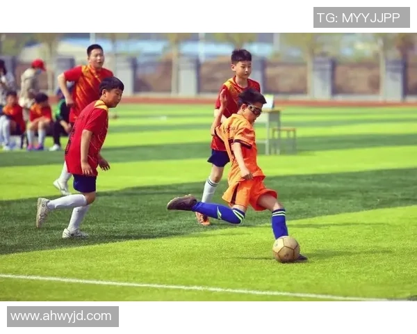 广场上的足球激情四溢青少年团体赛点燃友谊与活力