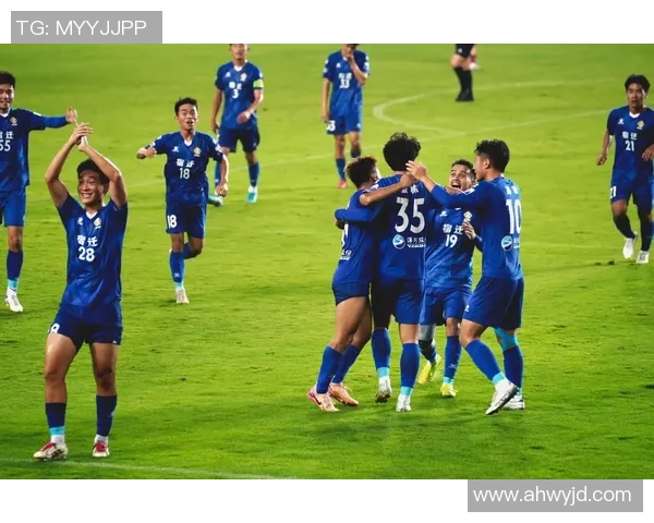 足球场上的梦想与拼搏青春的旋律在绿茵上交织成辉煌的篇章